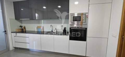 T2 + 1  espaçoso. com box e 3 w.c. proximo da praia