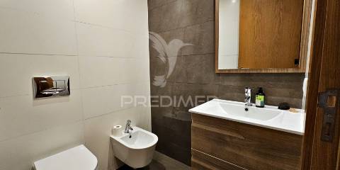 T2 + 1  espaçoso. com box e 3 w.c. proximo da praia