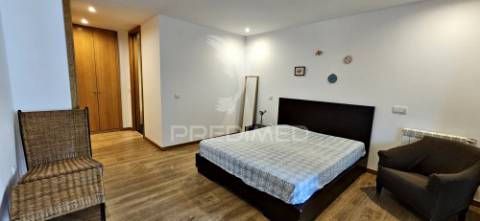 T2 + 1  espaçoso. com box e 3 w.c. proximo da praia