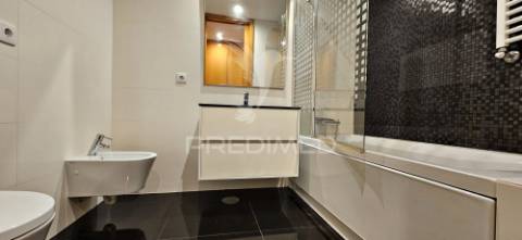 T2 + 1  espaçoso. com box e 3 w.c. proximo da praia