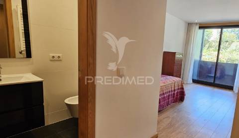 T2 + 1  espaçoso. com box e 3 w.c. proximo da praia