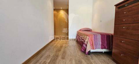 T2 + 1  espaçoso. com box e 3 w.c. proximo da praia