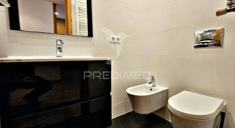 T2 + 1  espaçoso. com box e 3 w.c. proximo da praia