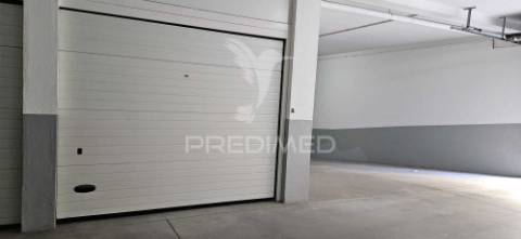 T2 + 1  espaçoso. com box e 3 w.c. proximo da praia