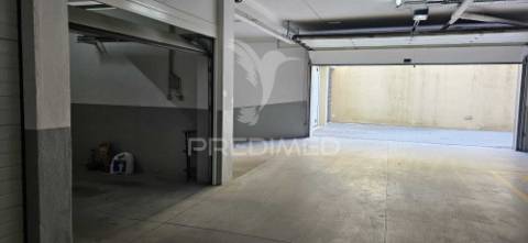 T2 + 1  espaçoso. com box e 3 w.c. proximo da praia