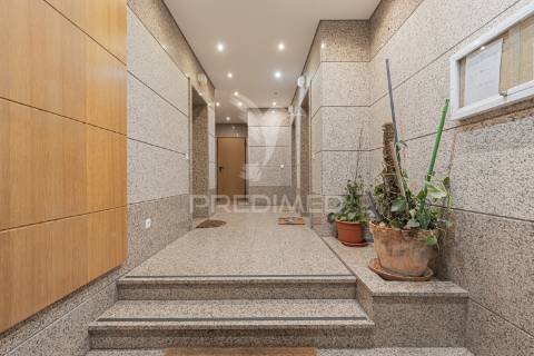 Apartamento t2 com parqueamento –  aldeia de paio pires
