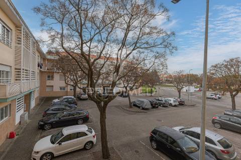 Apartamento t2 com parqueamento –  aldeia de paio pires