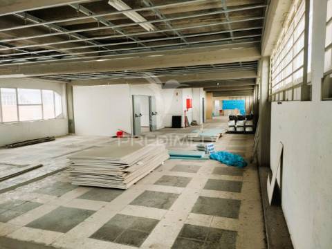 Armazém - 3 pisos- 2.611,80 m² -santa iria da azoia