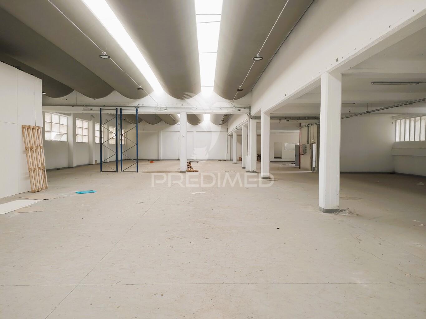 Armazém - 3 pisos- 2.611,80 m² -santa iria da azoia