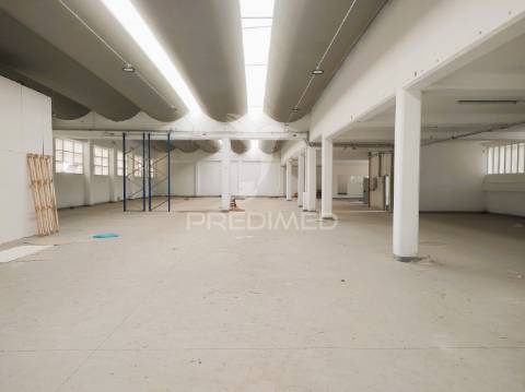 Armazém - 3 pisos- 2.611,80 m² -santa iria da azoia
