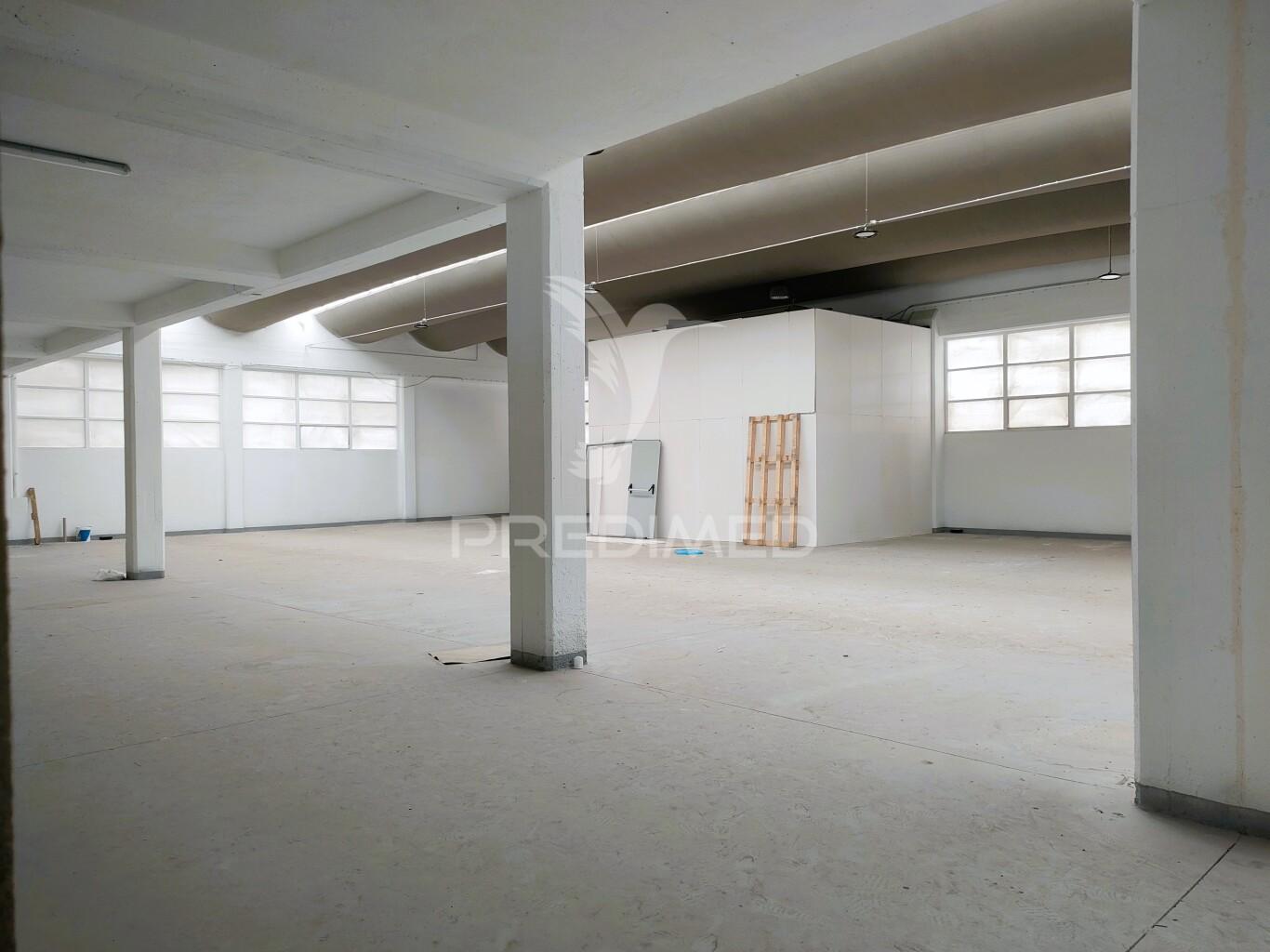 Armazém - 3 pisos- 2.611,80 m² -santa iria da azoia
