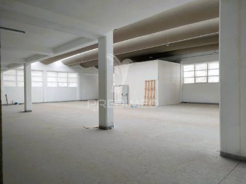 Armazém - 3 pisos- 2.611,80 m² -santa iria da azoia