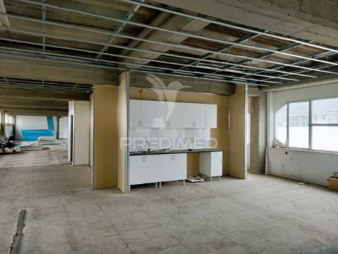 Armazém - 3 pisos- 2.611,80 m² -santa iria da azoia