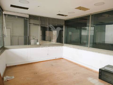 Armazém - 3 pisos- 2.611,80 m² -santa iria da azoia
