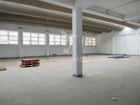 Armazém - 3 pisos- 2.611,80 m² -santa iria da azoia