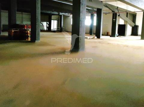 Armazém - 3 pisos- 2.611,80 m² -santa iria da azoia