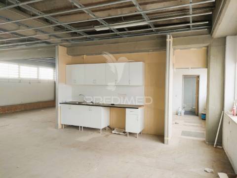 Armazém - 3 pisos- 2.611,80 m² -santa iria da azoia
