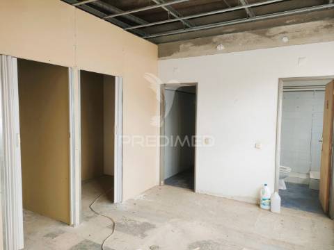 Armazém - 3 pisos- 2.611,80 m² -santa iria da azoia