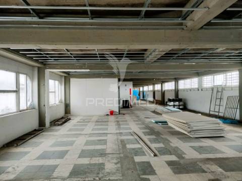 Armazém - 3 pisos- 2.611,80 m² -santa iria da azoia