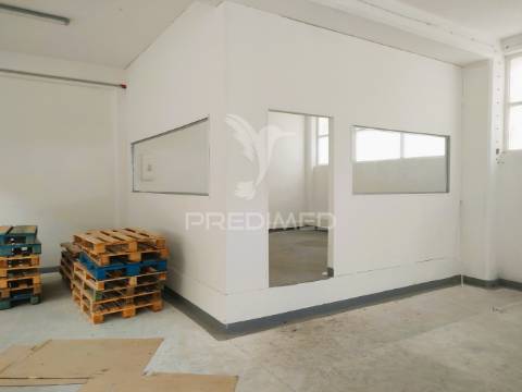 Armazém - 3 pisos- 2.611,80 m² -santa iria da azoia