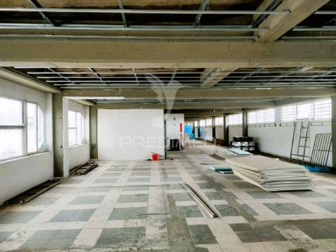 Armazém - 3 pisos- 2.611,80 m² -santa iria da azoia