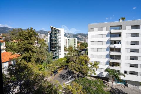 Viver entre o sol e a montanha. t3 exclusivo perto do centro do funchal