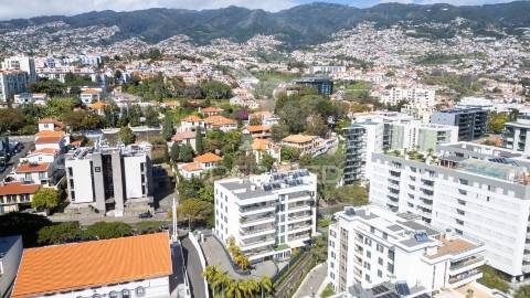 Viver entre o sol e a montanha. t3 exclusivo perto do centro do funchal