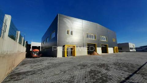 Vender armazém c/ logradouro loures marl proximo aeroporto