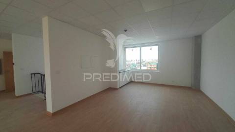 Vender armazém c/ logradouro loures marl proximo aeroporto