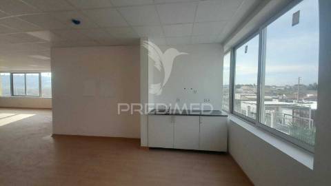 Vender armazém c/ logradouro loures marl proximo aeroporto