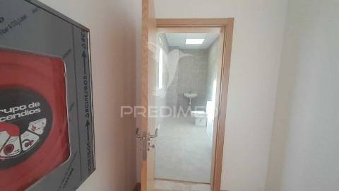 Vender armazém c/ logradouro loures marl proximo aeroporto
