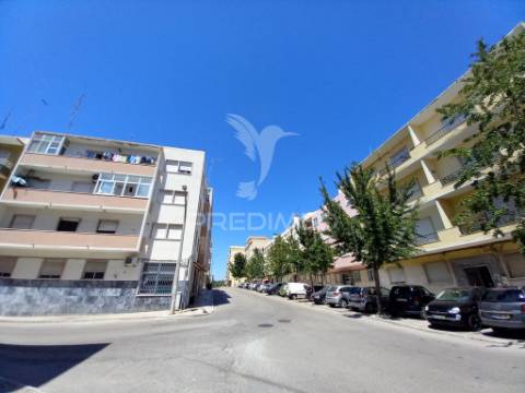 T2 remodelado com ampla varanda - setúbal