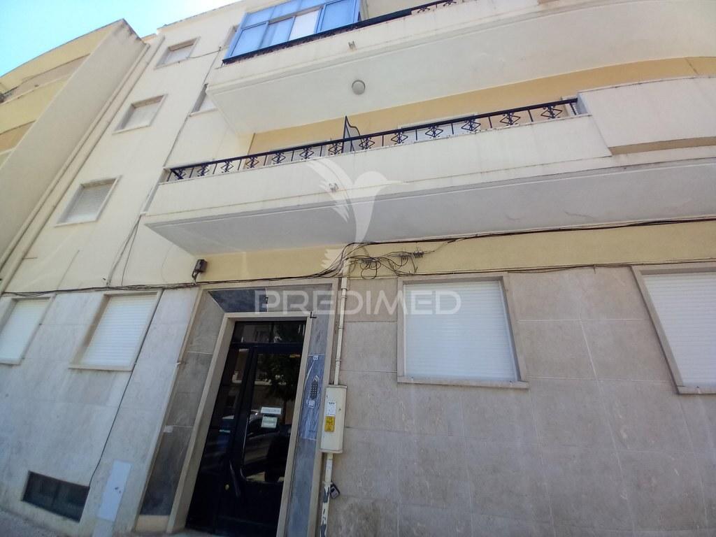 T2 remodelado com ampla varanda - setúbal
