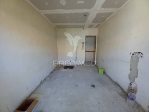 T2 remodelado com ampla varanda - setúbal