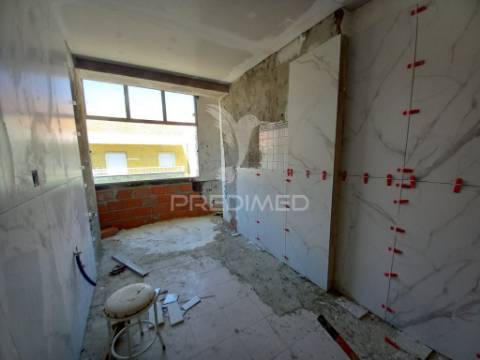 T2 remodelado com ampla varanda - setúbal