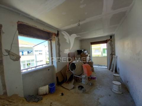 T2 remodelado com ampla varanda - setúbal