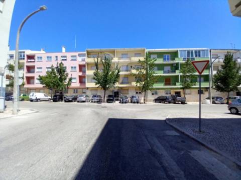 T2 remodelado com ampla varanda - setúbal