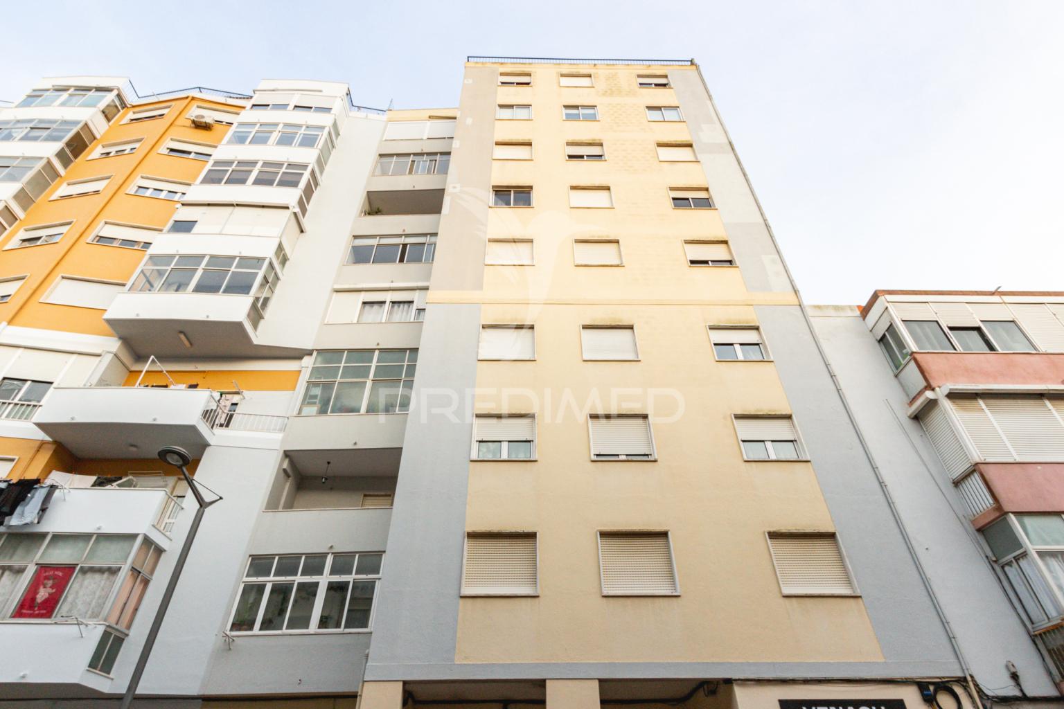 T1 com terraço em queluz