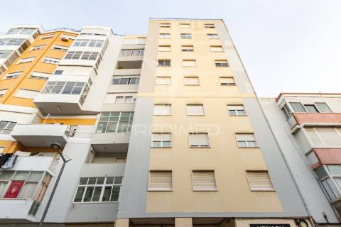 T1 com terraço em queluz