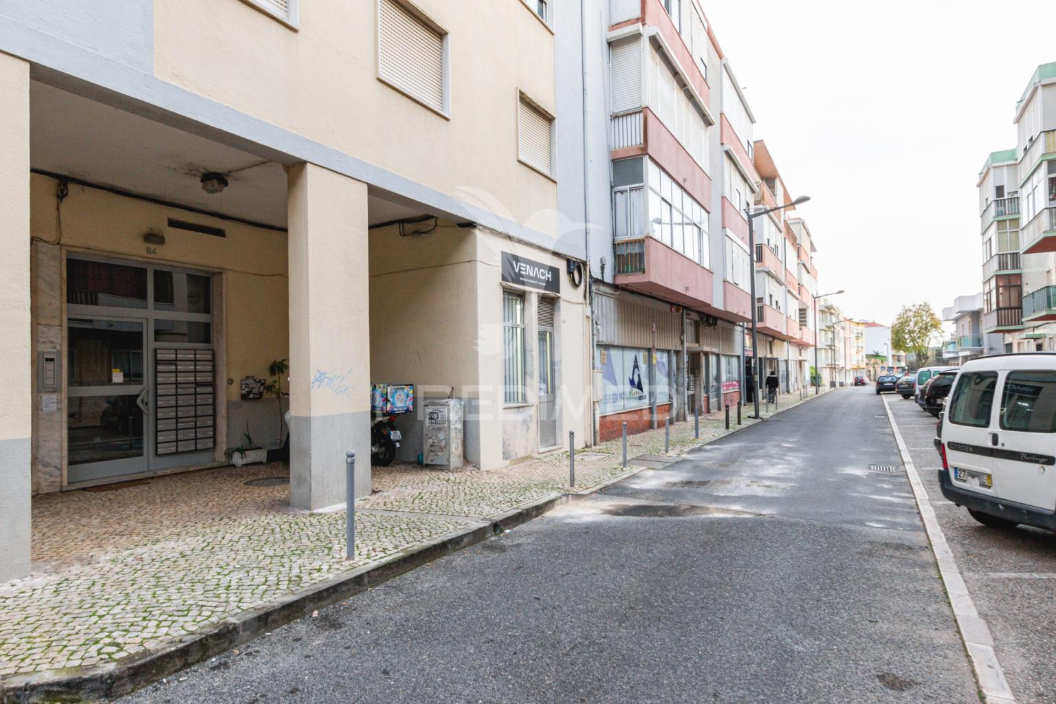 T1 com terraço em queluz