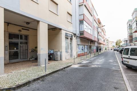 T1 com terraço em queluz