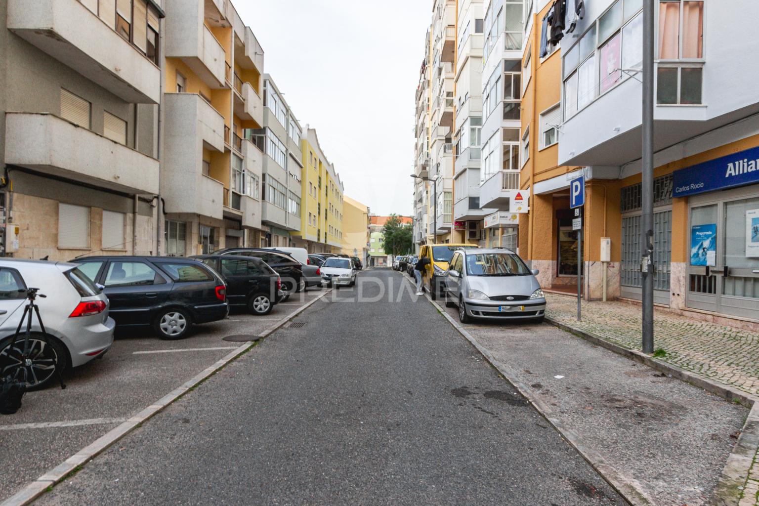 T1 com terraço em queluz
