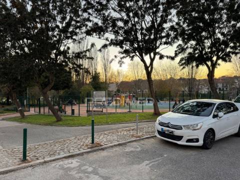 T1 com terraço em queluz