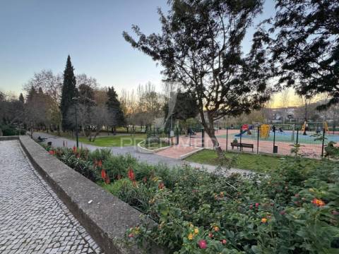 T1 com terraço em queluz