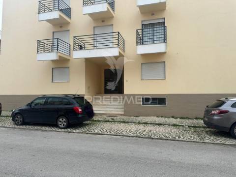 Apartamento t2 com parqueamento e arrecadação qta do anjo