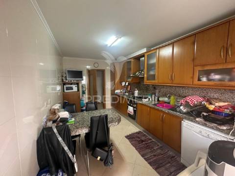 Apartamento t2 com parqueamento e arrecadação qta do anjo