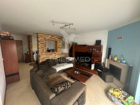 Apartamento t2 com parqueamento e arrecadação qta do anjo