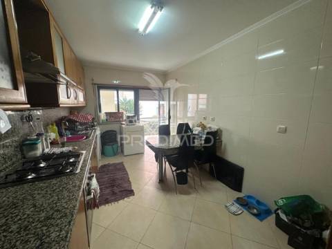 Apartamento t2 com parqueamento e arrecadação qta do anjo
