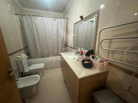 Apartamento t2 com parqueamento e arrecadação qta do anjo
