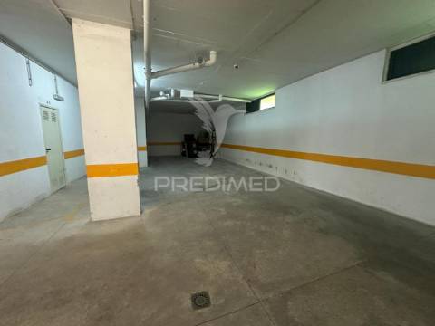 Apartamento t2 com parqueamento e arrecadação qta do anjo